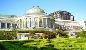 beeld van de oranjerie le botanique vanuit de tuin